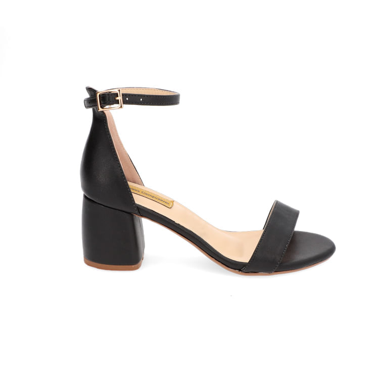 Sandalia negra con tacón chin