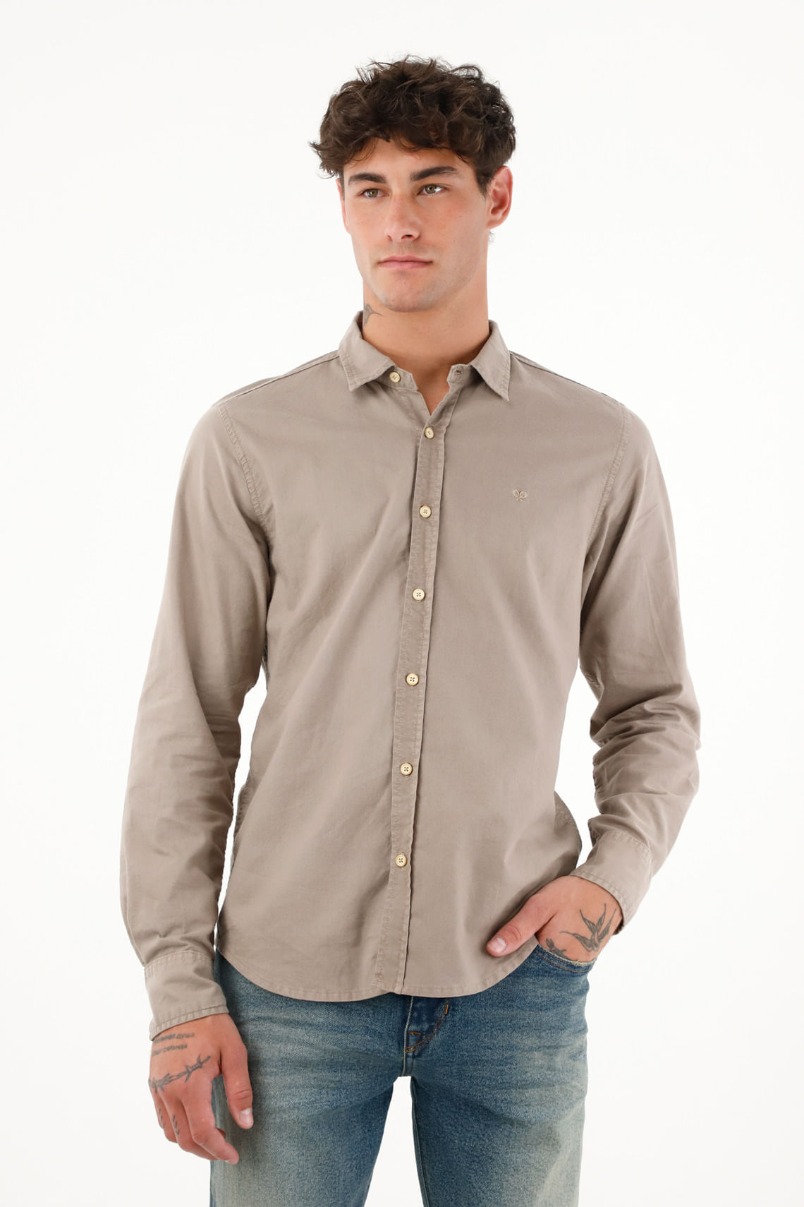 Camisa manga larga con raqueta bordada café para hombre