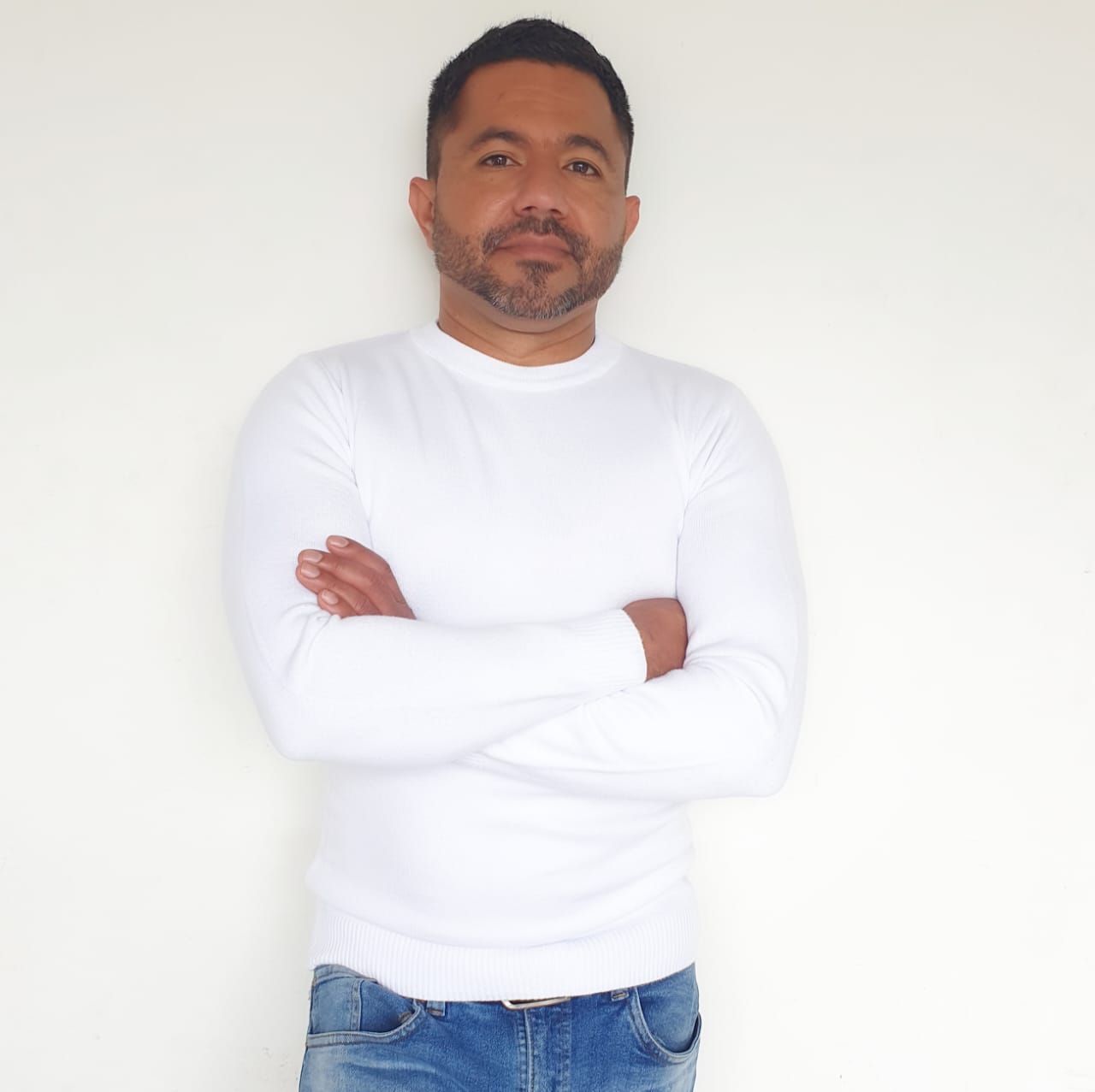 Buzo Cuello Redondo para Hombre Tejido en Hilo Color Blanco