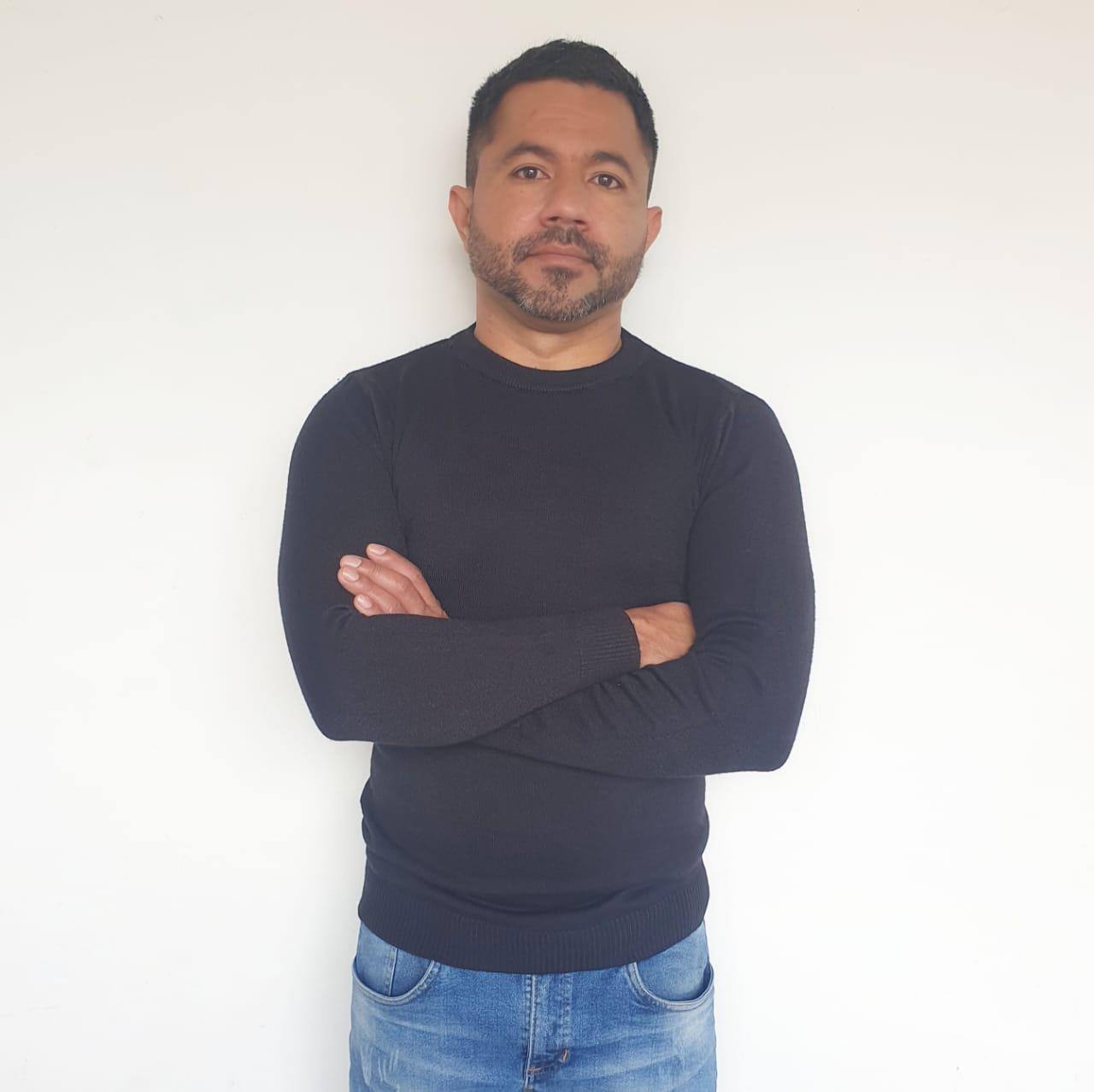 Buzo Cuello Redondo para Hombre Tejido en Hilo Color Negro