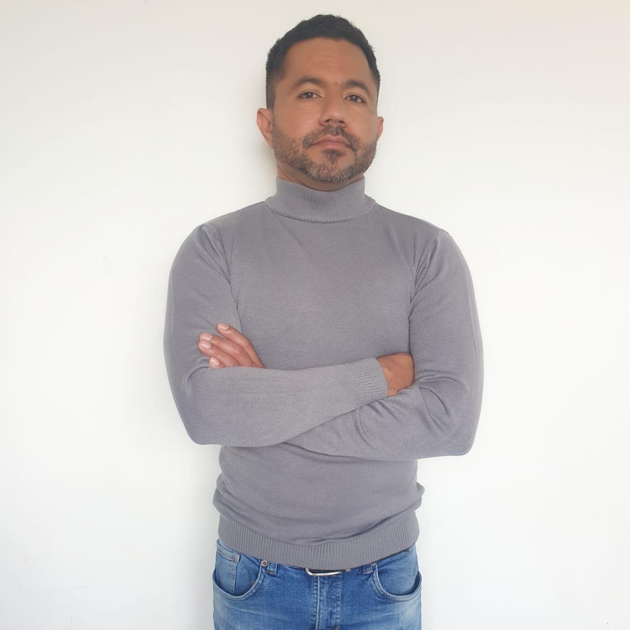 Buzo Cuello Medio para Hombre Tejido en Hilo Color Gris Oscuro
