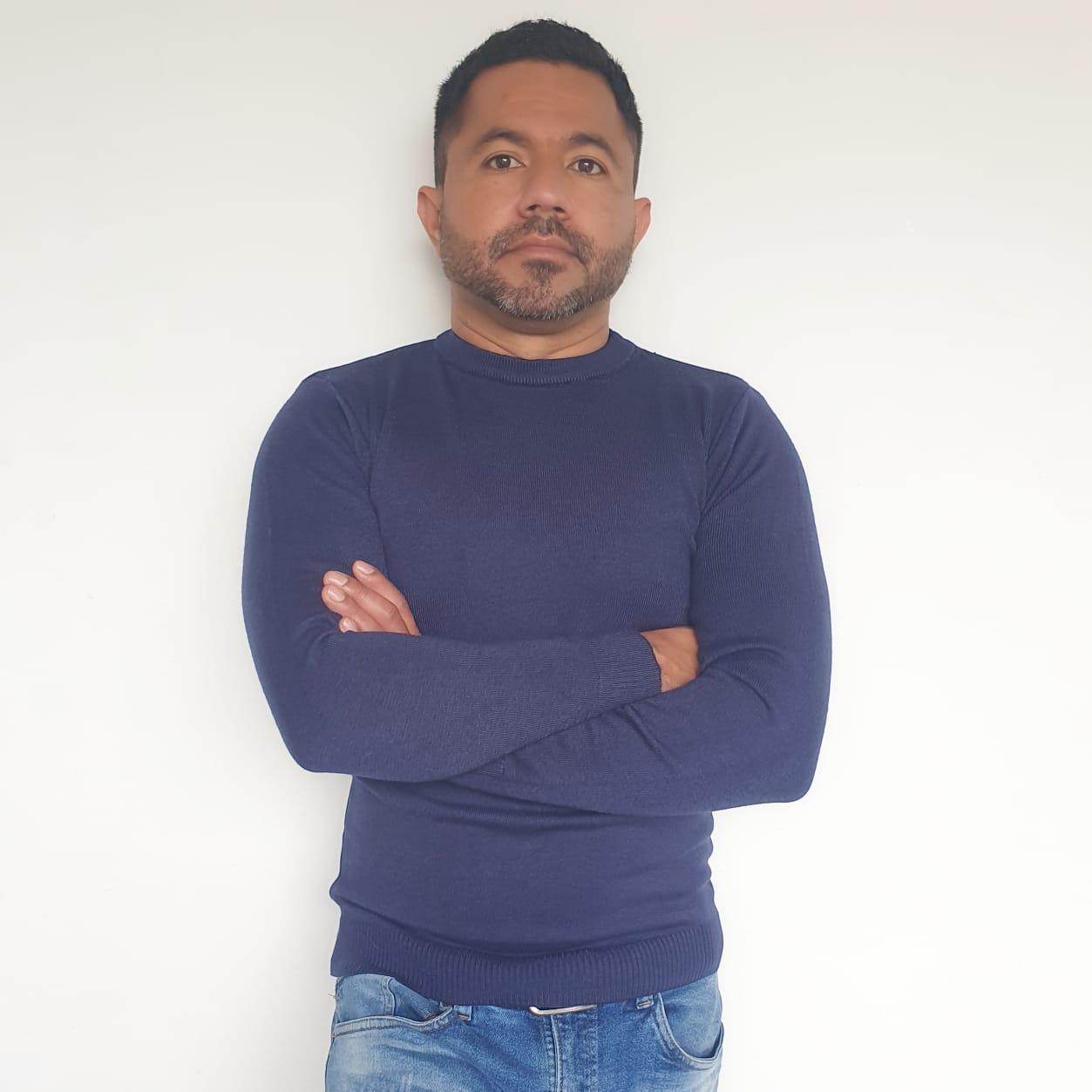 Buzo Cuello Redondo para Hombre Tejido en Hilo Color Azul Oscuro