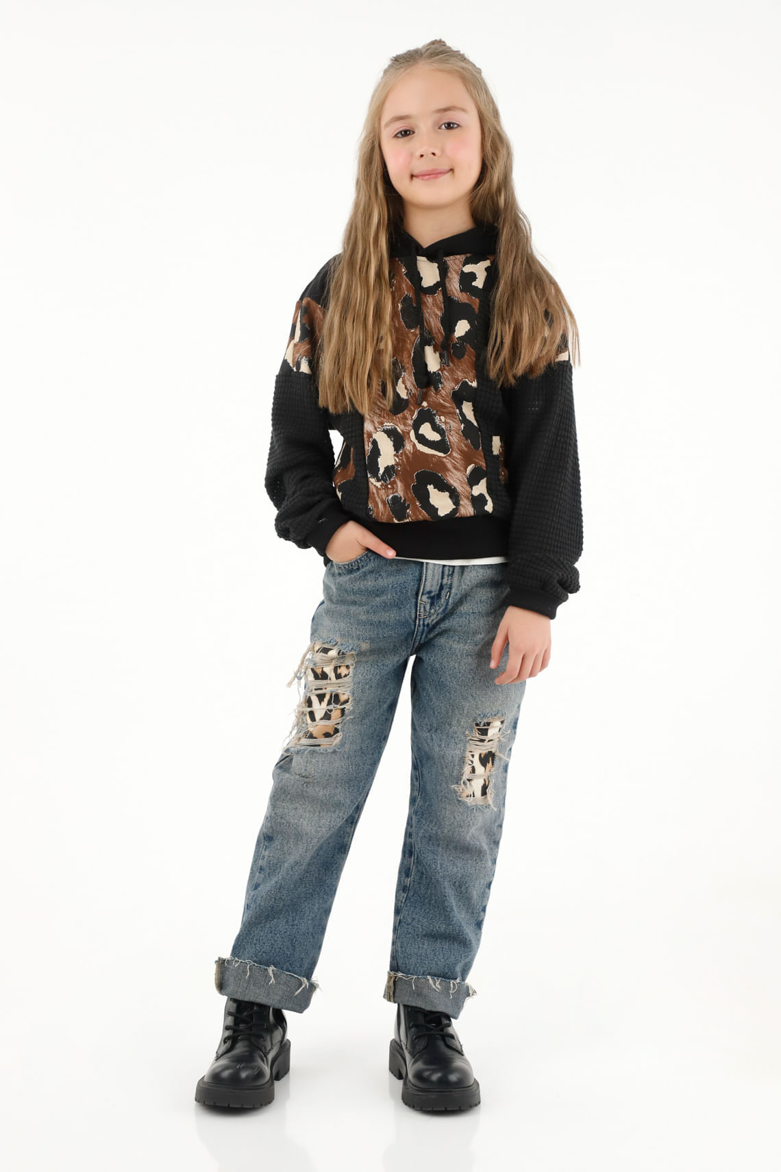 Buzo hoodie negro con estampado animal print para niña