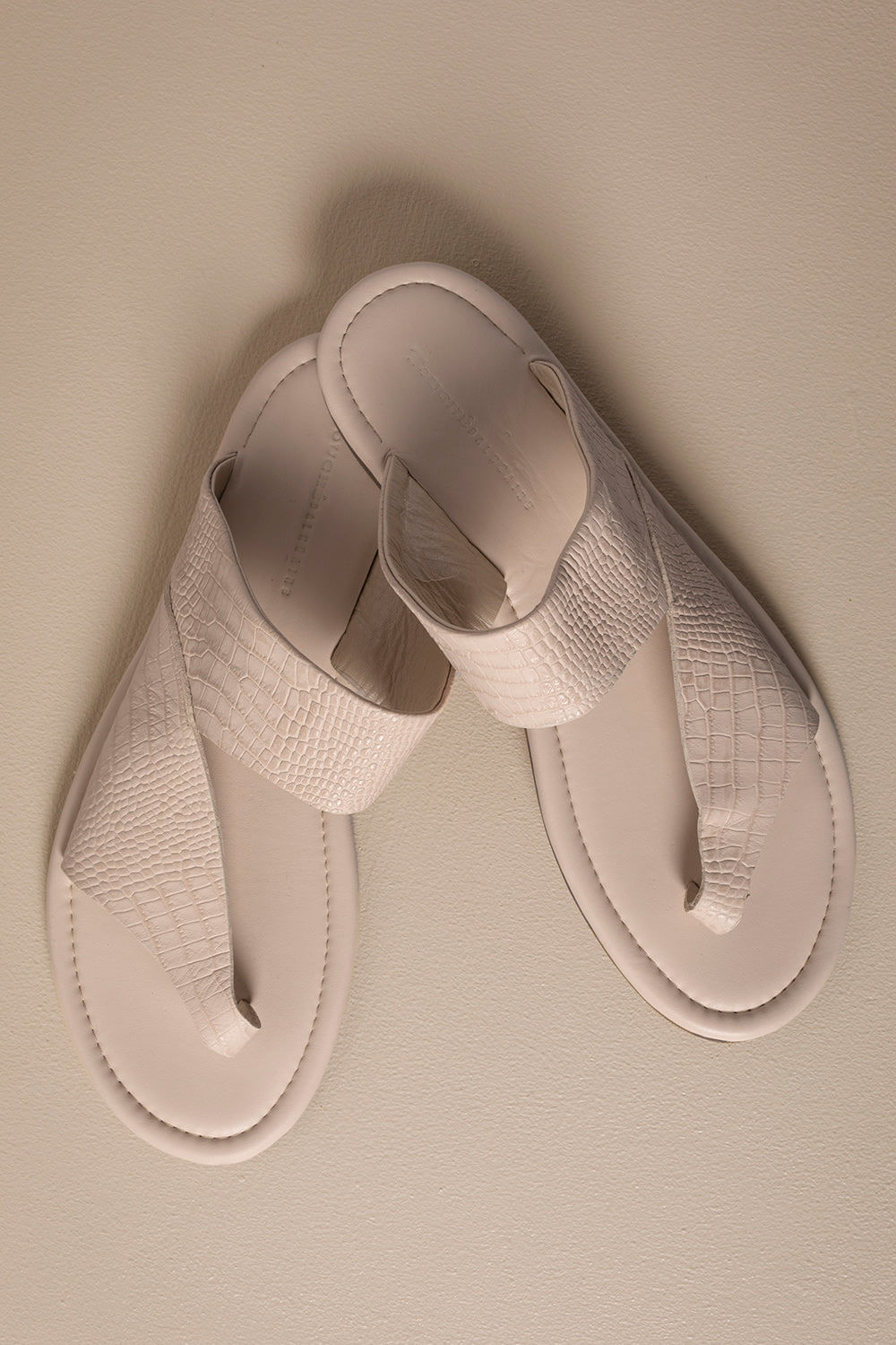 SANDALIAS PLANAS CRUZADAS EN CUERO TEXTURIZADO