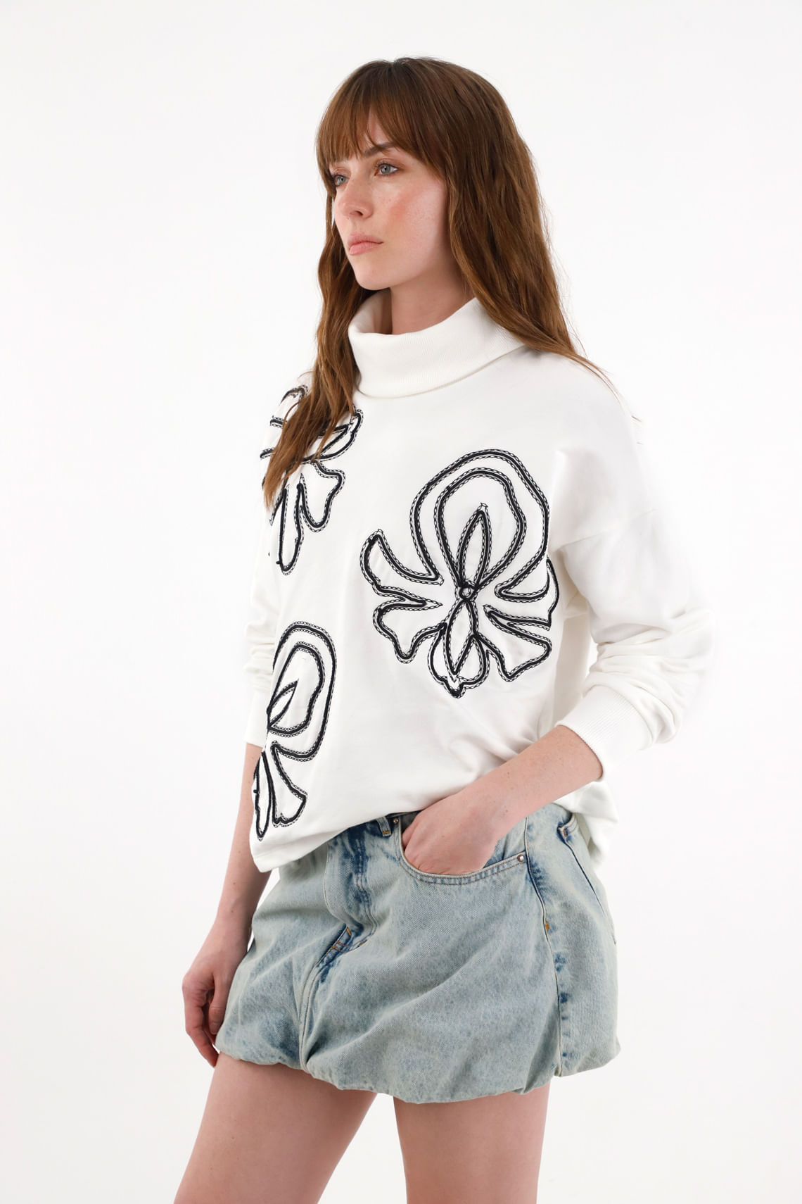 Buzo amplio con bordados crudo para mujer