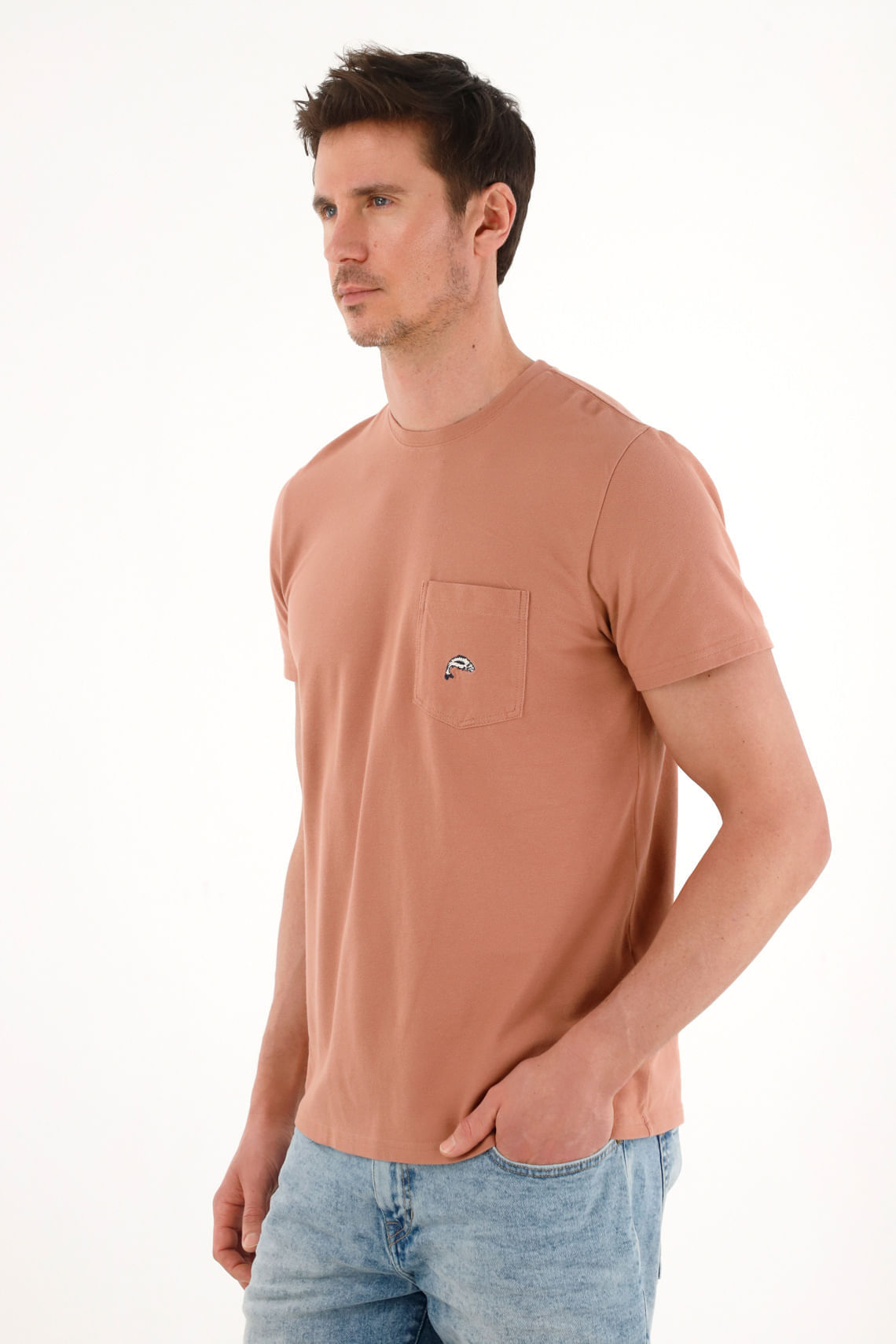 Camiseta con bolsillo delantero café para hombre
