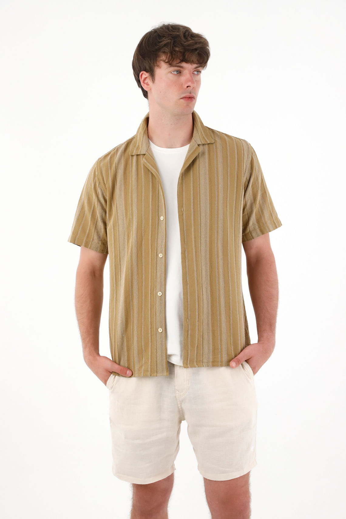 Camisa con diseño a rayas para hombre