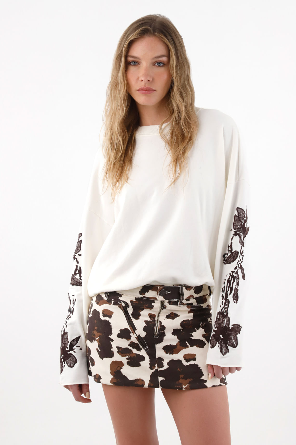 Buzo manga amplia con bordados crudo para mujer