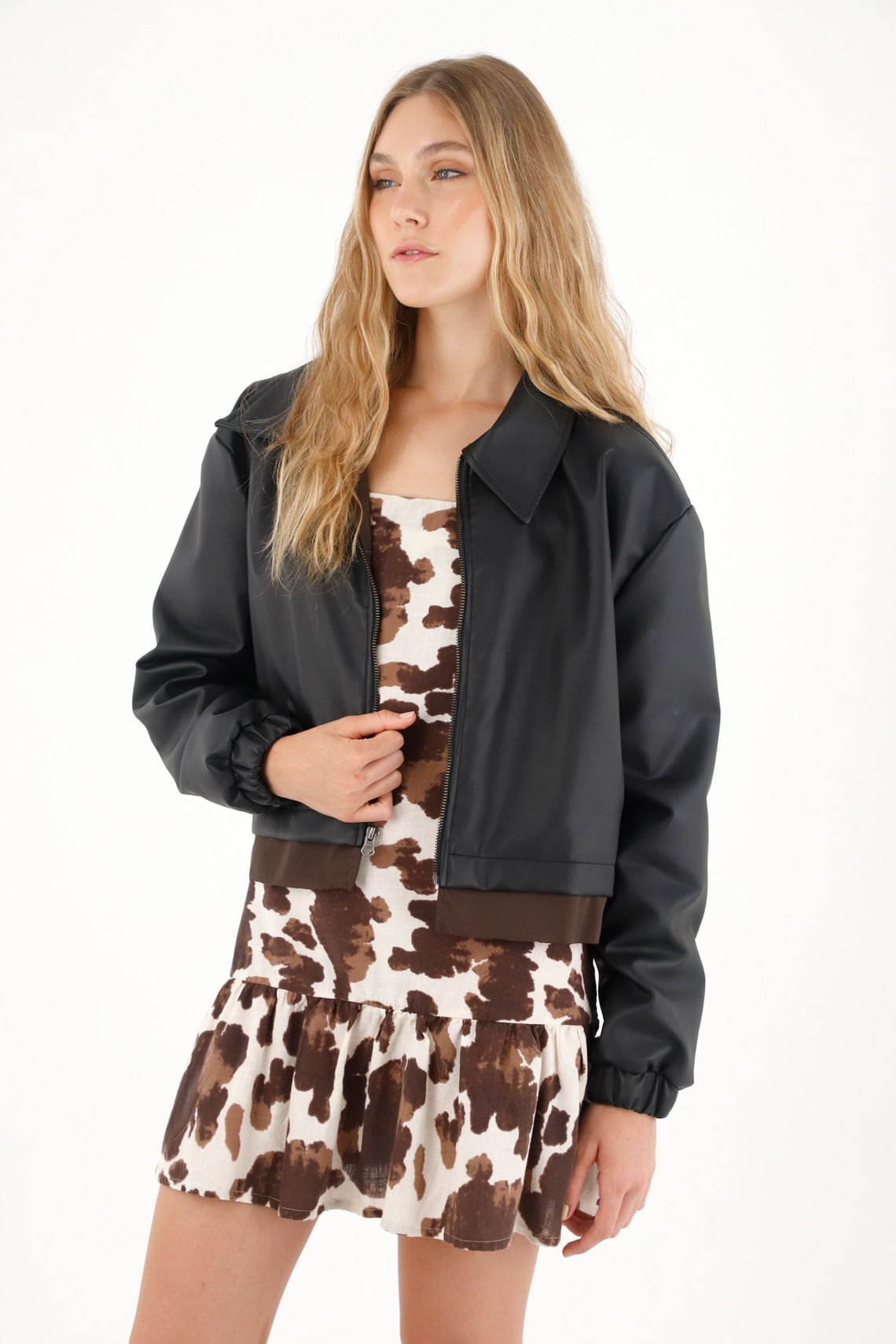 Chaqueta corta con efecto cuero negra para mujer