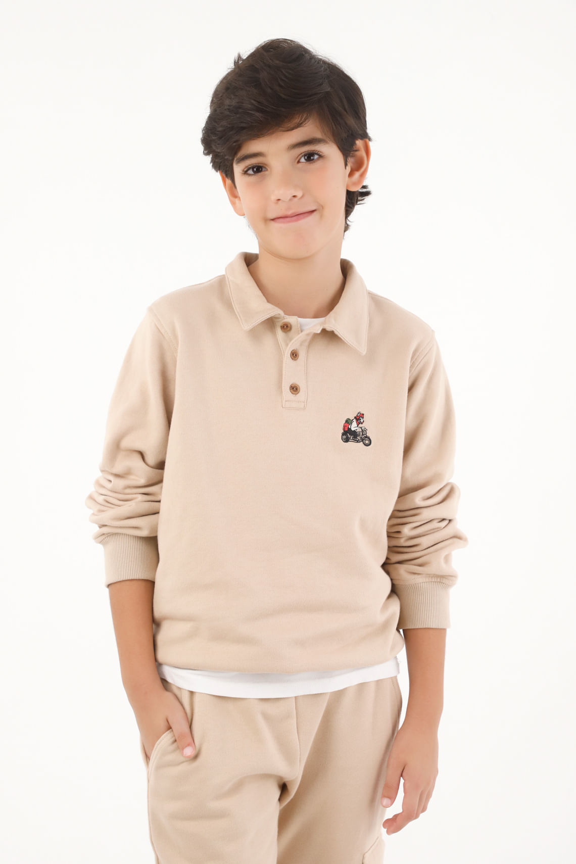 Buzo tipo polo con bordado café para niño