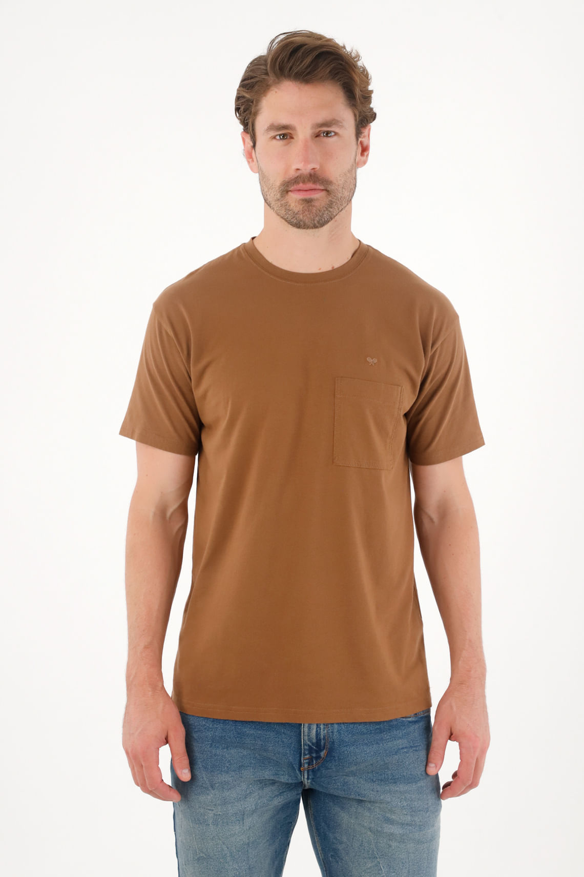 Camiseta con bolsillo de parche café para hombre