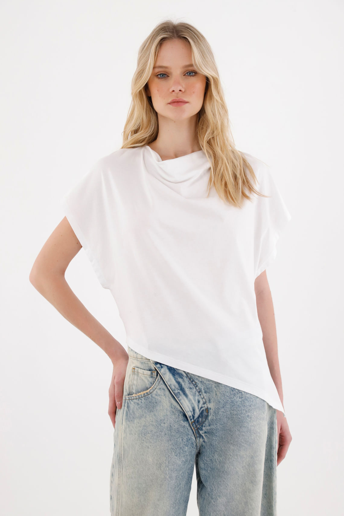 Camiseta manga sisa con ruedo asimétrico blanca para mujer