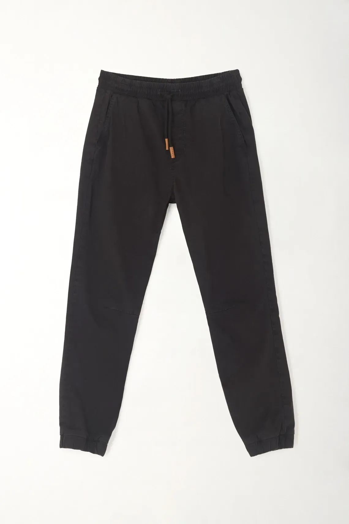 Pantalón con pretina elástica y cordón negro para niño