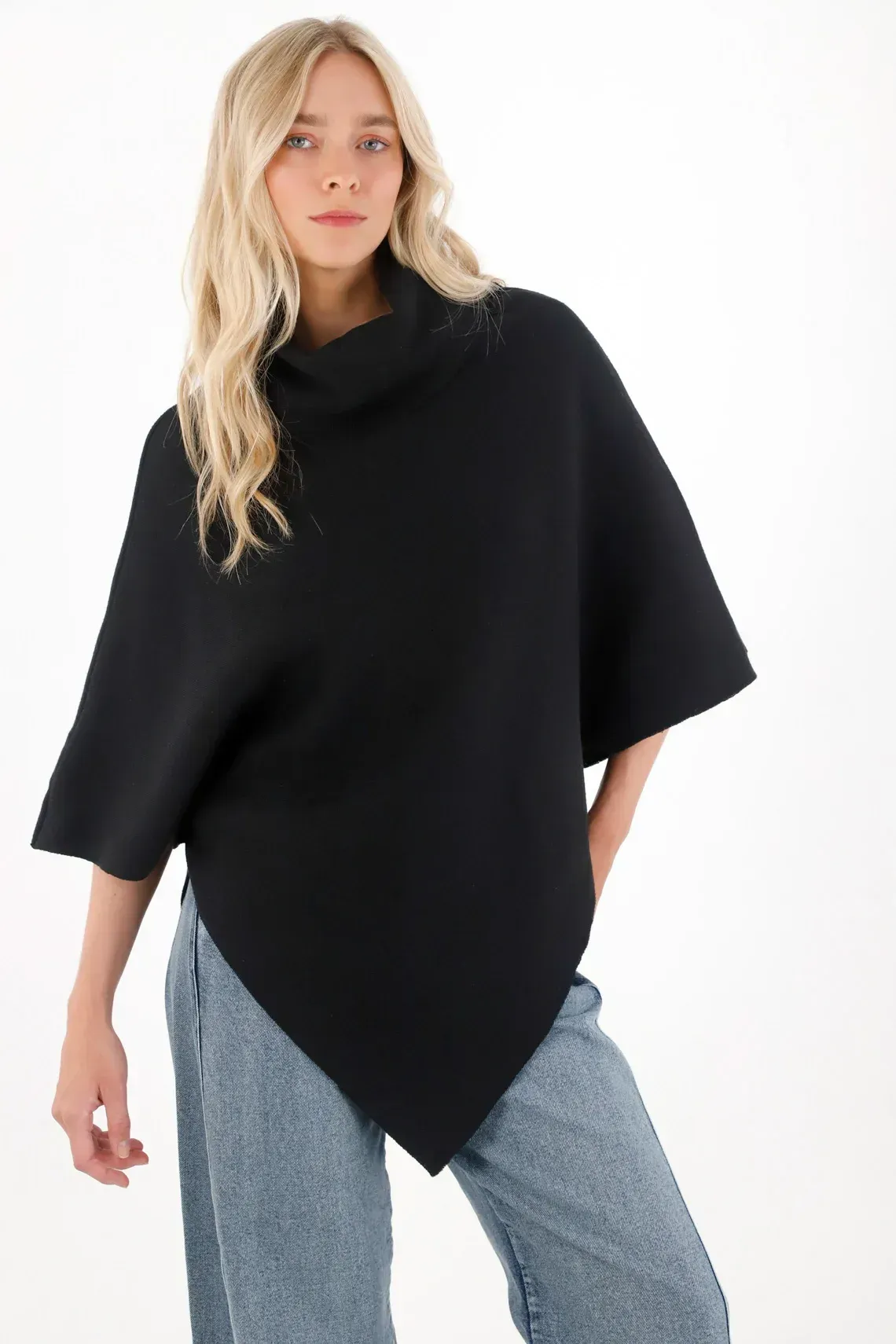 Buzo tipo capa cuello alto negro para mujer