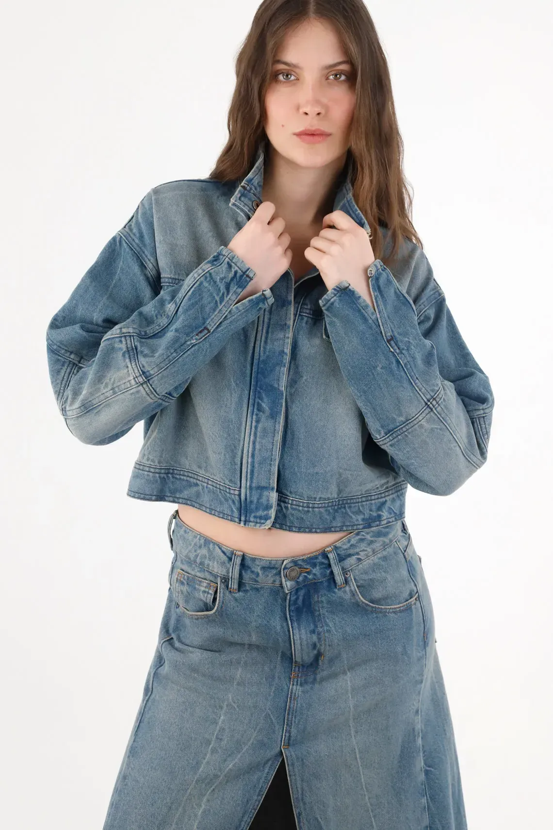 Chaqueta para mujer algodón azul índigo boxy cropped preteñida