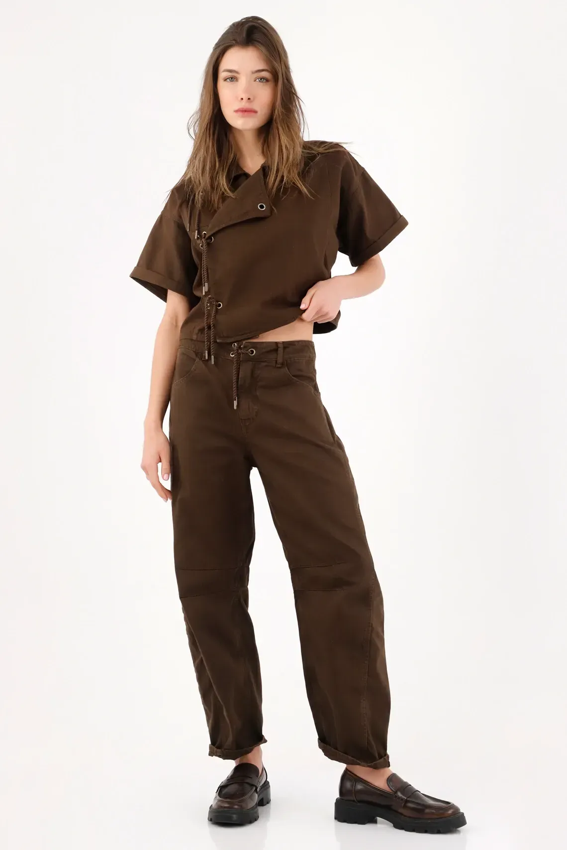 Camisa relaxed fit con cruce asimétrico con cordones en algodón café para mujer