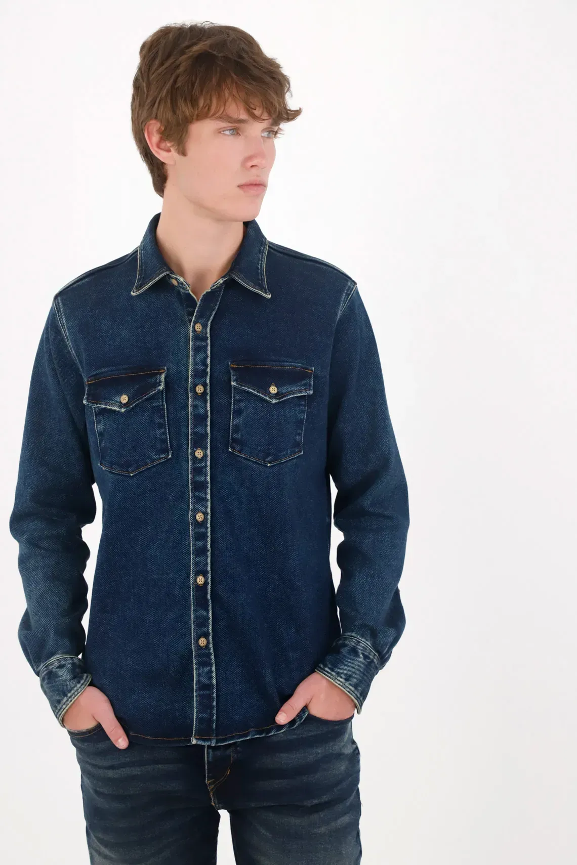 Camisa ajuste clásico con costuras contrastadas en denim para hombre